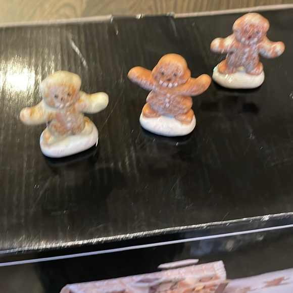 Holiday gingerbread house and ginger bread cookies 3 new from a pallet Christmas - Picture 7 of 12